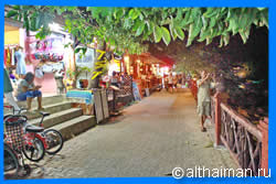пляж Тонсай, Tonsai beach, Остров Пхи Пхи, Koh Phi Phi Island, Краби, Южный Таиланд, Тайланд, Krabi, Thailand, лучший отель на Пхи Пхи, отели Пхи Пхи, отдых на Пхи Пхи, фото Пхи Пхи, туры на Пхи Пхи, дешевые авиабилеты в Краби,  острова Краби, ресторан, пхи пхи фото-отчёт, еда, ночной клуб, пляж, номер в отеле Пхи Пхи, медовый месяц на Пхи Пхи
