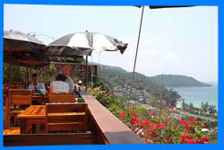 Бар-ресторан Baan Chom View, Ресторан-бар Small View Point Seafood, Бары & Рестораны с Видами над Ката Ной в Пхукете, Обед & Ужин с Морскими Видами на Юге Пхукета