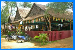 Ресторан Jakkajan Seafood находится на берегу пляжа Май Кхао Бич